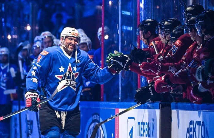 Изображение из открытых источников сервиса яндекс.картинки (А.Овечкин принимает поздравления)