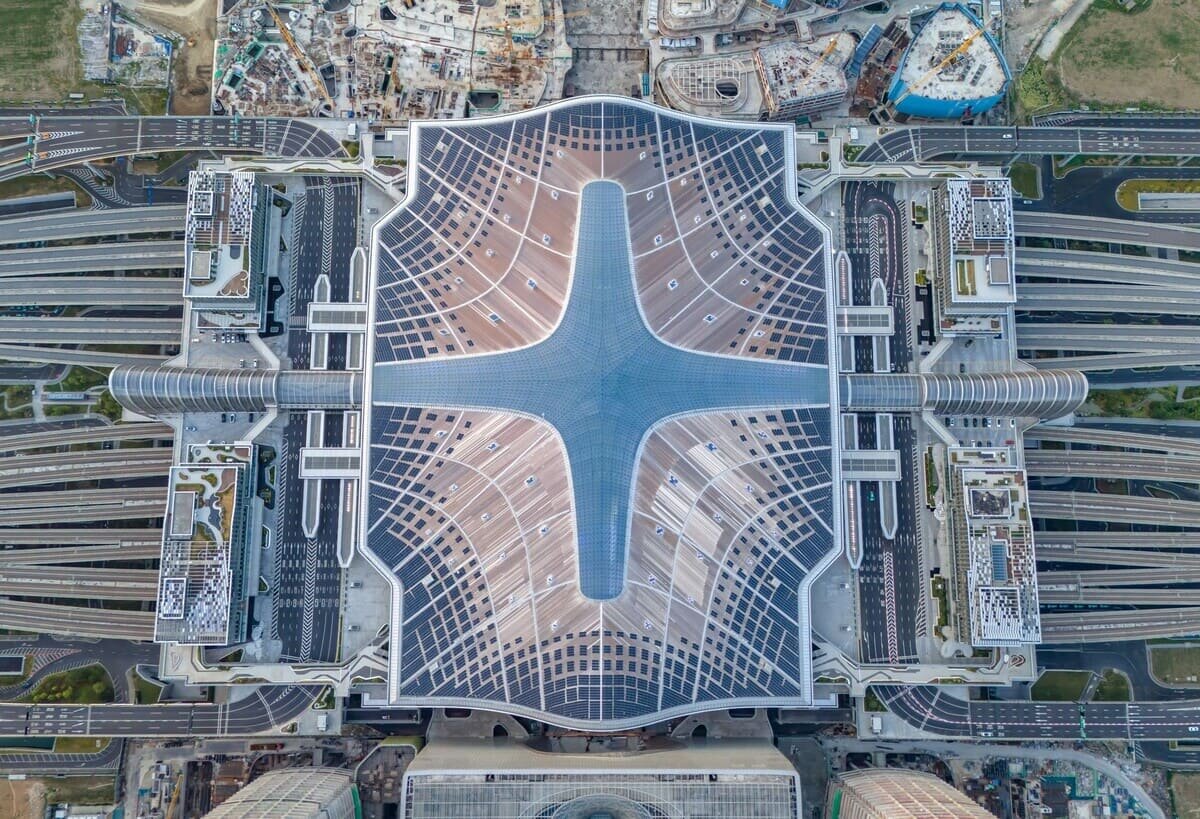    Вид с высоты на 7540 солнечных панелей, расположенных на крыше Западного железнодорожного вокзала Ханчжоу / © Zuo Dongchen / VCG