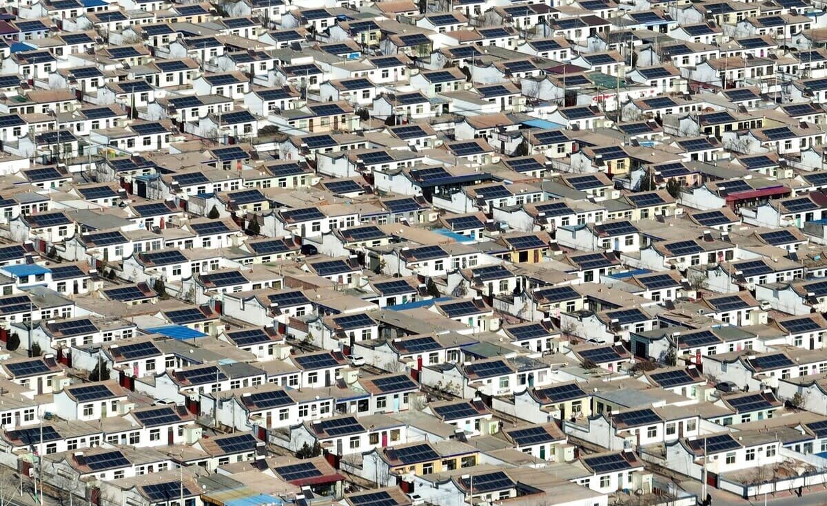    Фотоэлектрические панели покрывают крыши домов в районе Юаньлун города Иньчуань, автономный район Нинся-Хуэй / © CFoto / Future Publishing