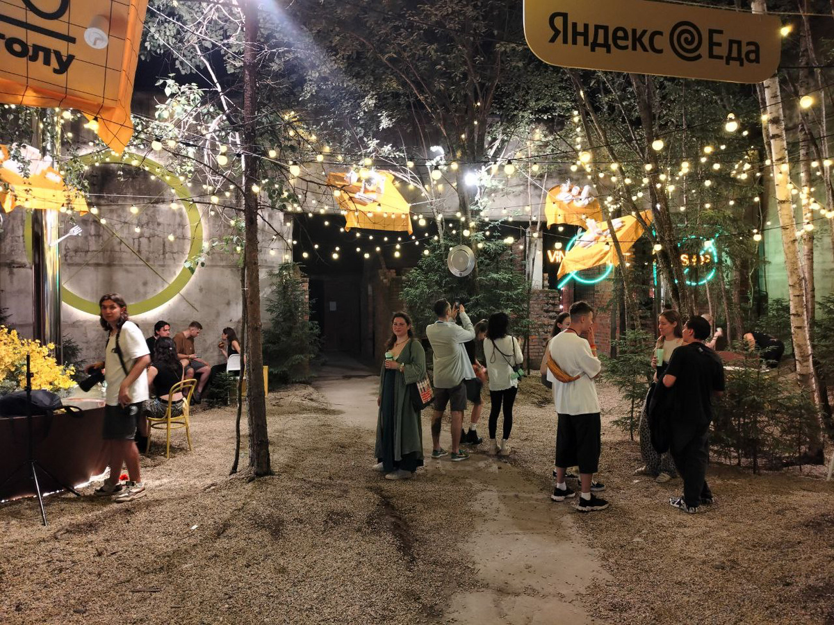 Вот такие подрясающие инсталляции появились в совершенно, казалось бы, неприспособленном для этого месте. 