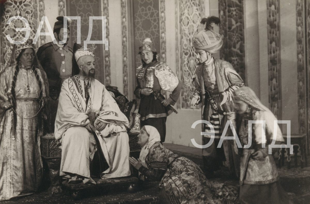 Сцена из спектакля. 1940. Фото из частного собрания П.Т. Сперанского