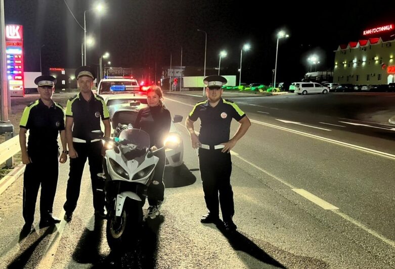    На ночной трассе помощь цениться вдвойне! (фото: Межмуниципальный отдел МВД России «Камышинский» Р)