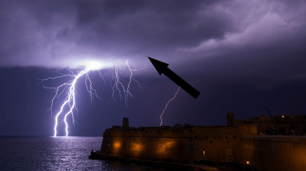    Тайна огней святого Эльма как корабли становятся частью электрического шоу