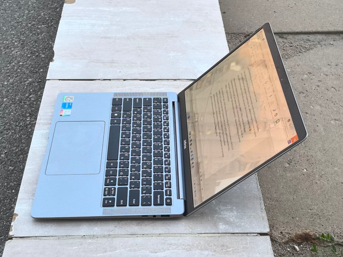 Несмотря на глянцевое покрытие, при дневном освещении бликов немного и углы обзора отличные