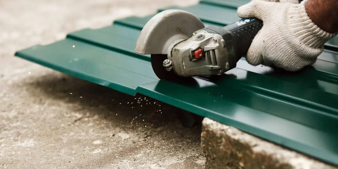 Почему нельзя резать профнастил болгаркой? Делюсь лучшим способом, который работает