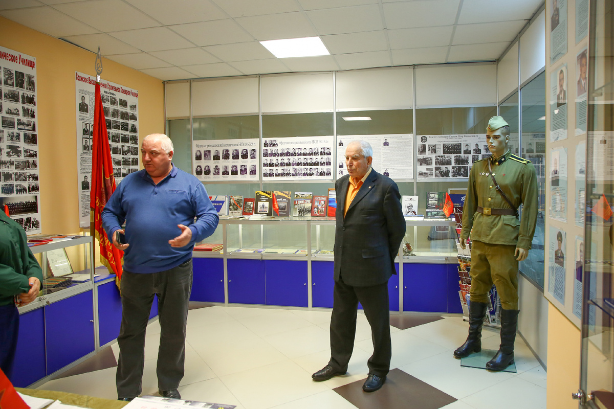 Петр Чубик и Иван Василенко проводят экскурсию в музее
