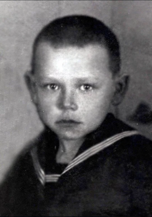 Юрий Антонов родился 11 июля 1940 года в Молотове. Его родители переехали в областной центр незадолго до начала войны. Отец работал в пожарной части на заводе имени Орджоникидзе, а мама преподавала в школе. В 1957 году после школы Юрий Антонов поступил в механический техникум имени Славянова, а после его окончания пришел работать на завод имени Свердлова (сегодня АО «ОДК — Пермские моторы»)