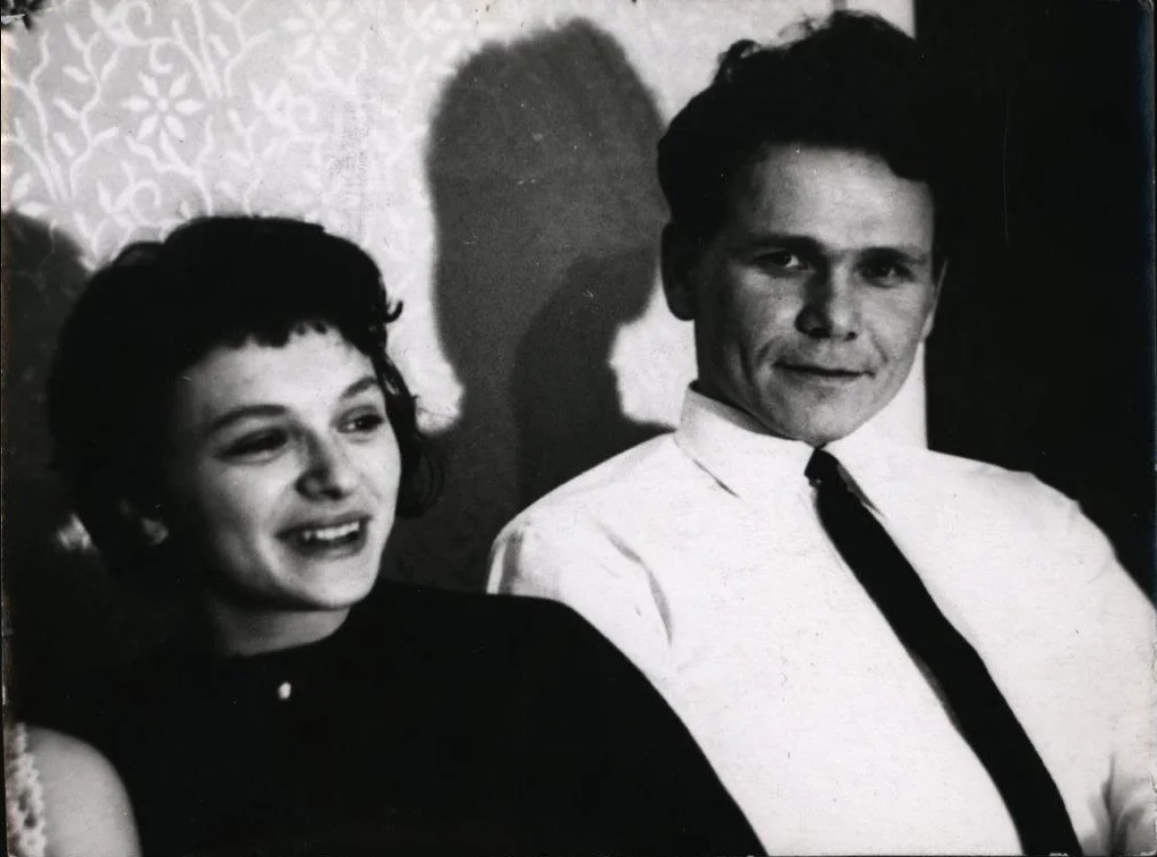 В 1961 году будущий руководитель «Инкара» поступил в пермский политех на специальность «Металлургия». После получения высшего образования в 1966 году начал преподавать на кафедре металловедения.
На фото: Юрий Антонов с женой в 1968 году