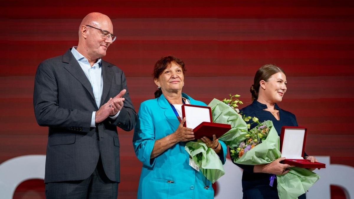    Вице-премьер Дмитрий Чернышенко вручил знаки «Доброволец России» девяти волонтёрам. Фото: Добро.рф