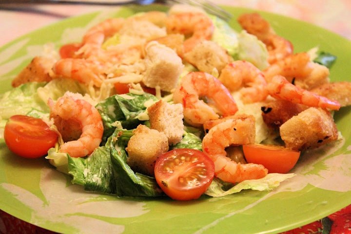 Салат Цезарь с креветками 