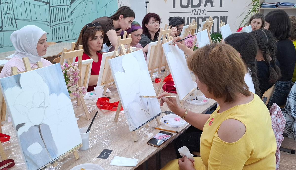 Мастер-класс для педагогов дает художник из Ставрополя Хадижа Кочкарова