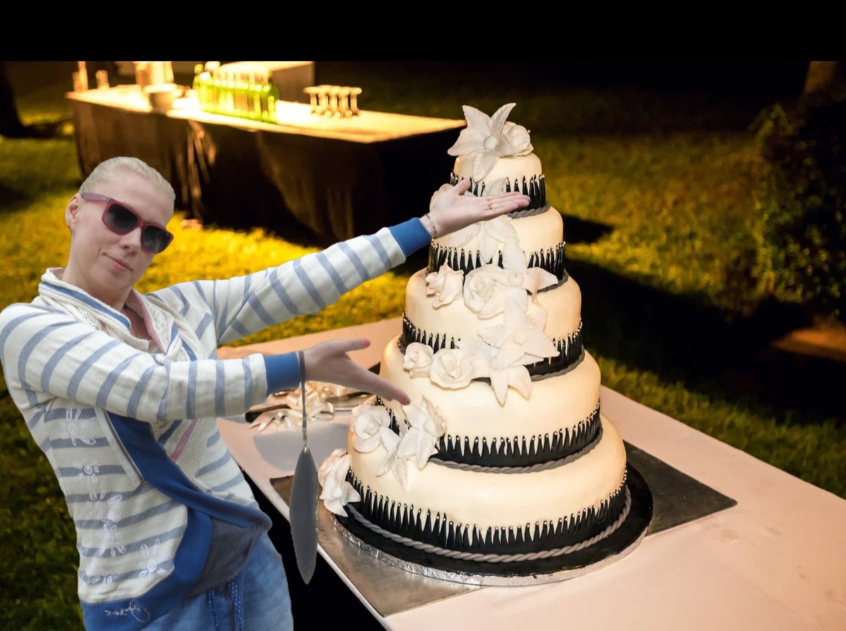 🎂 Торты на мероприятиях: когда десерт — это часть концепции

Если вы всё ещё думаете, что торт на корпоративе — это “что-то сладкое к чаю”, у нас для вас новости:
корпоративный торт — это часть сценария, декора и маркетинга в сахарной глазури.

Вот какие варианты чаще всего заказывают наши клиенты:

🔹 Торт с логотипом компании
Классика жанра. Идеально — для финала презентации, годовщины или успешного проекта. Вкусно, фотогенично.

🔹 Креативный торт по продукту или нише
У вас IT-компания? Будет торт в виде ноутбука, клавиатуры или кода.
Вы — завод по производству деталей? Торт в форме шестерёнок.

🔹 Тематический торт (Новый год, Хэллоуин, «Заводим лето»)
Декор, соответствующий общему стилю ивента: снежинки, пляжи, ведьмы, футбольные мячи — всё, что душа и сценарий пожелают.

🧁 Как всё происходит?
 1. Вы рассказываете идею, тему или просто «мы хотим красиво и вкусно»
 2. Мы делаем макет торта заранее — согласуем форму, размер, декор
 3. Производство и доставка — только надёжные кондитеры, проверенные не одним килограммом крема

📏 Сколько килограммов счастья нужно?
Ориентир:
 • 1 кг торта = на 8–10 человек (если не планируется других десертов)
 • Если десертов много — можно считать по 1 кг на 12–15 человек
 • Да, мы умеем делать торт на 200 человек. И даже на 500 — это просто красиво (и вкусно) делим на ярусы 😉

Такой торт — это не просто финал вечера. Это точка. Восклицательная!