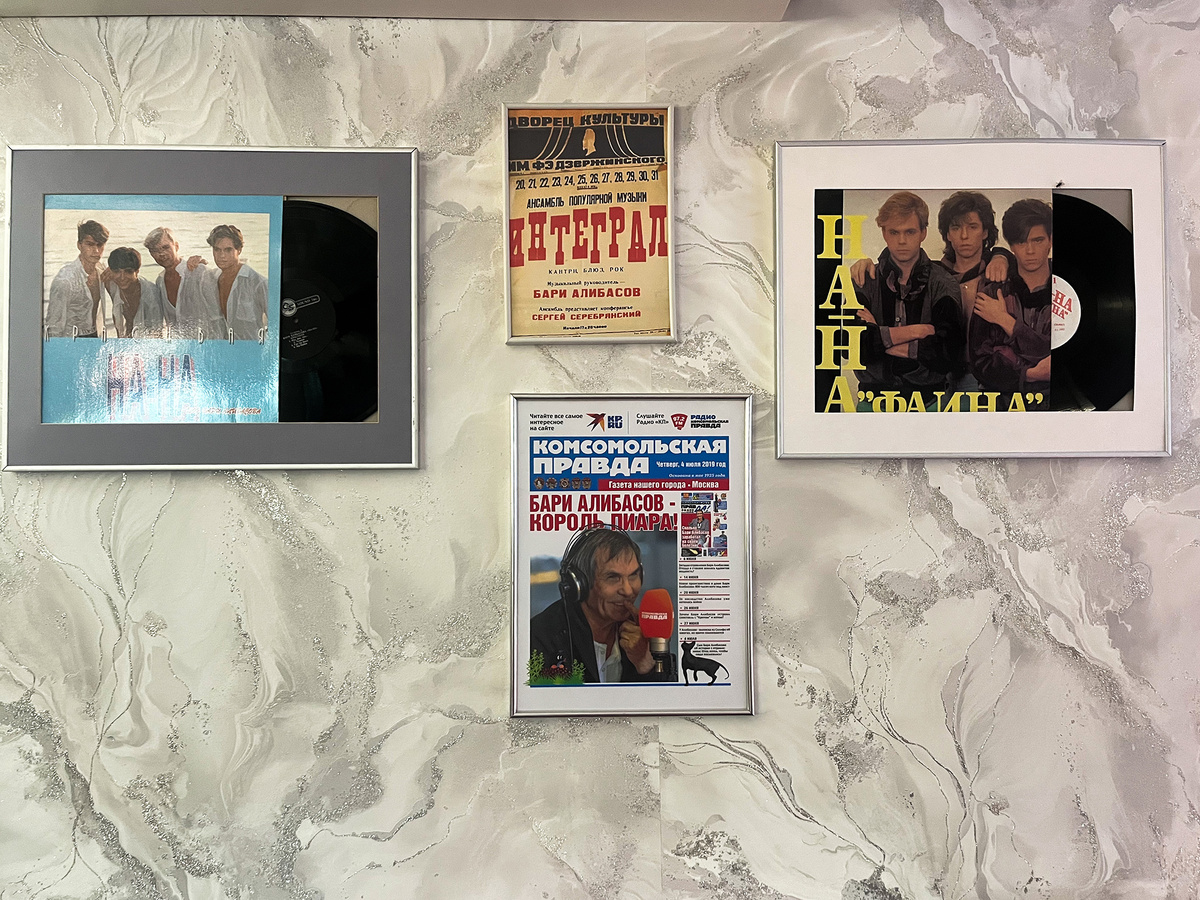 Винтажные пластинки, афиша и обложка «‎Комсомолки»‎ с героем публикации на обложке →