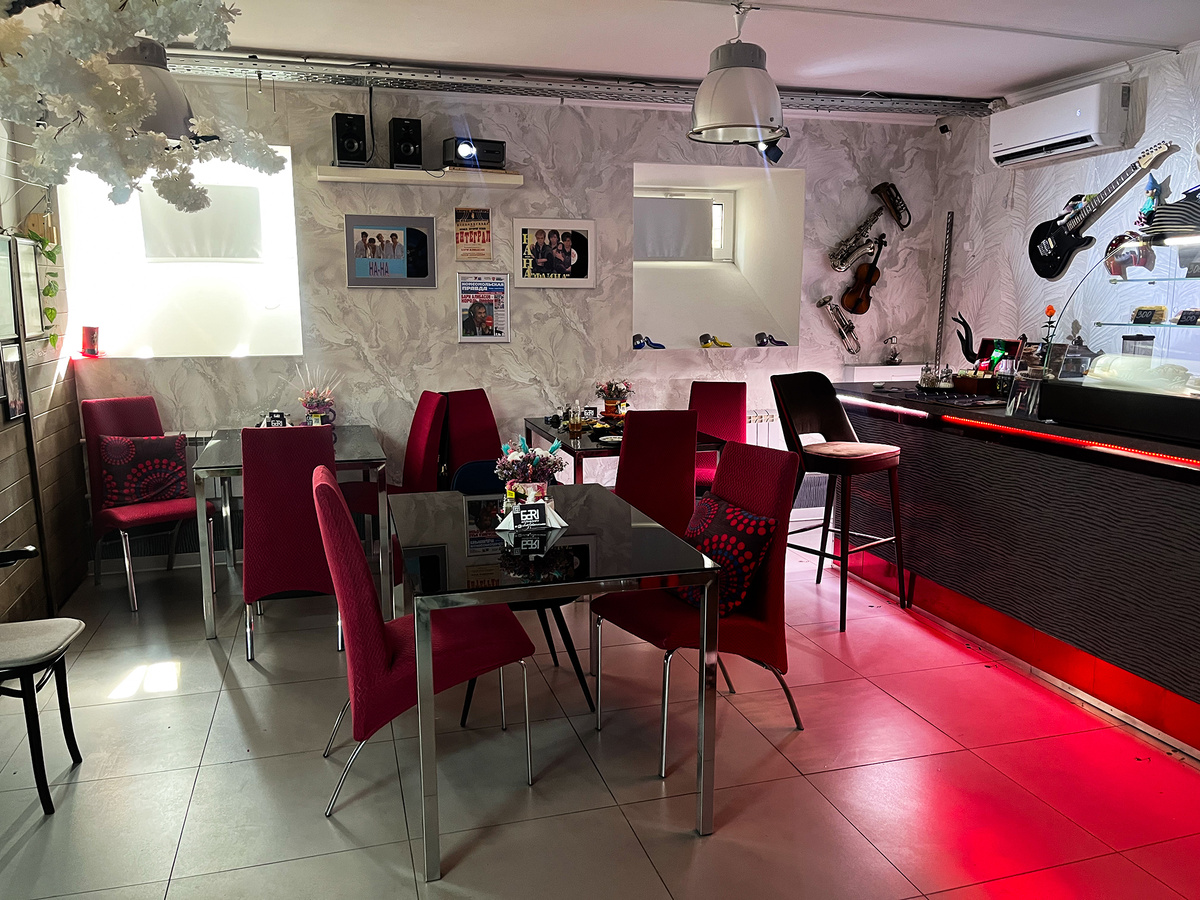 Интерьер арт-кафе →