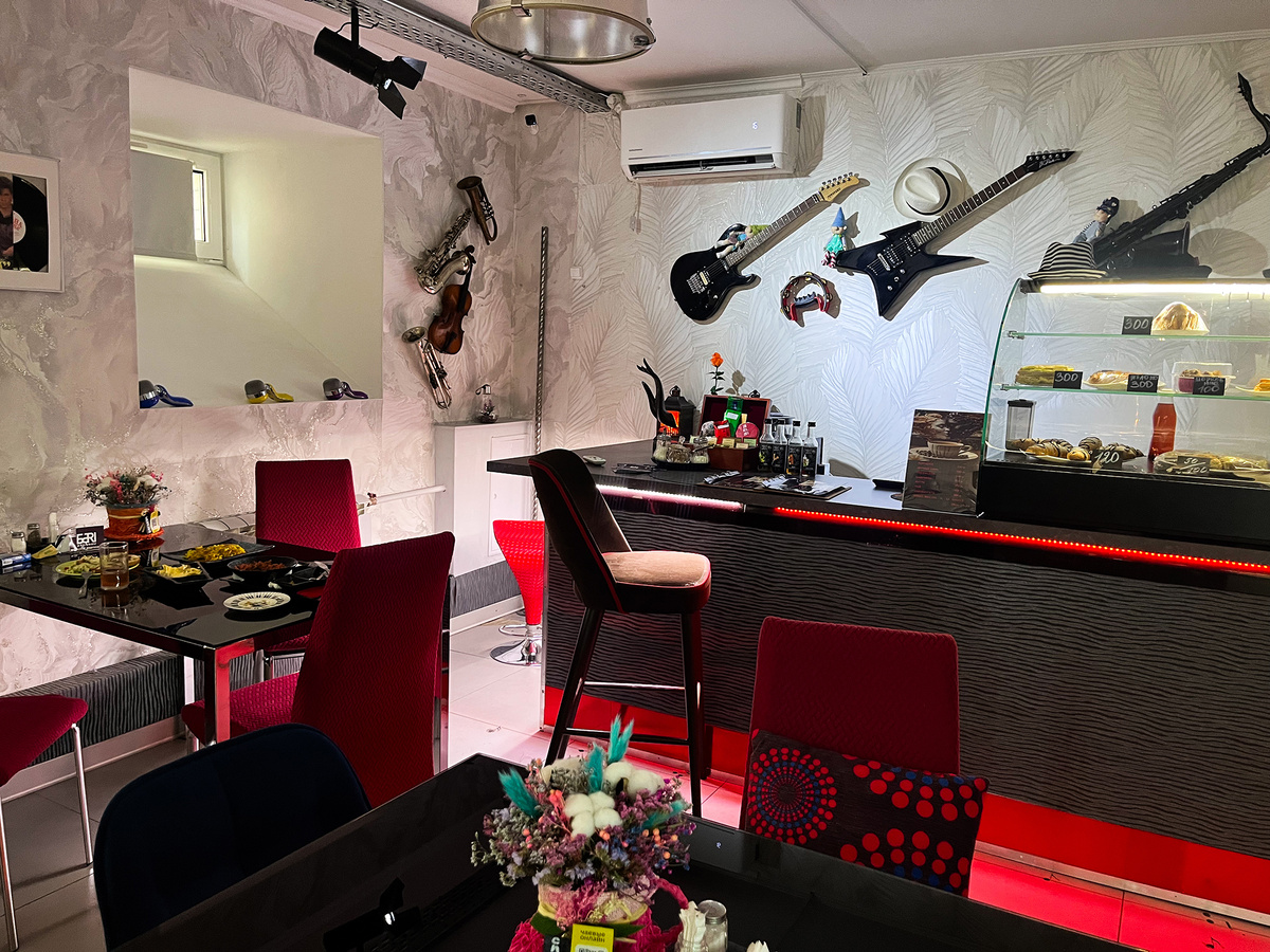 Вид на зал с другого ракурса →