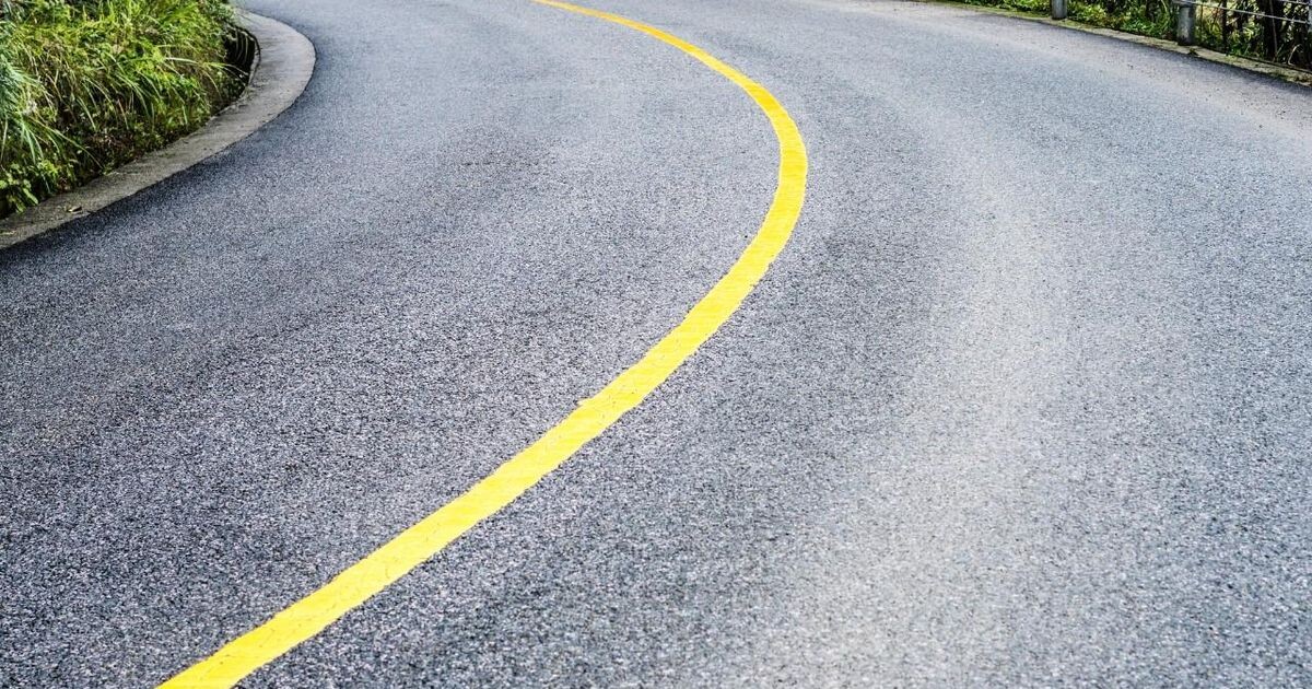  Желтая разделительная линия должна повысить безопасность на участках с интенсивным движением. Фото с просторов интернета.