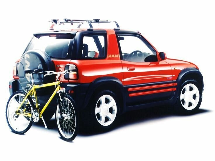 Toyota RAV4, чье название расшифровывается как “Recreational Active Vehicle with 4-wheel drive” 