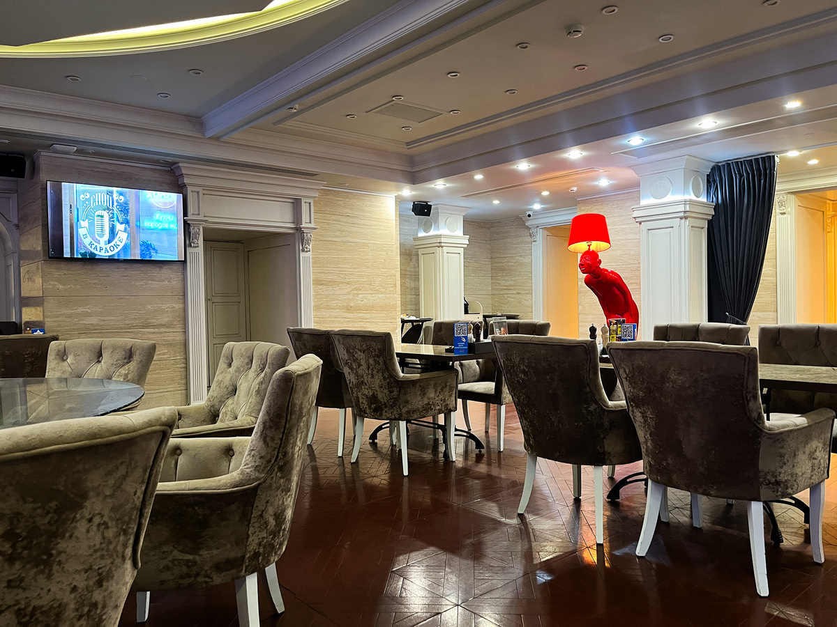 Вид на зал с другого ракурса →