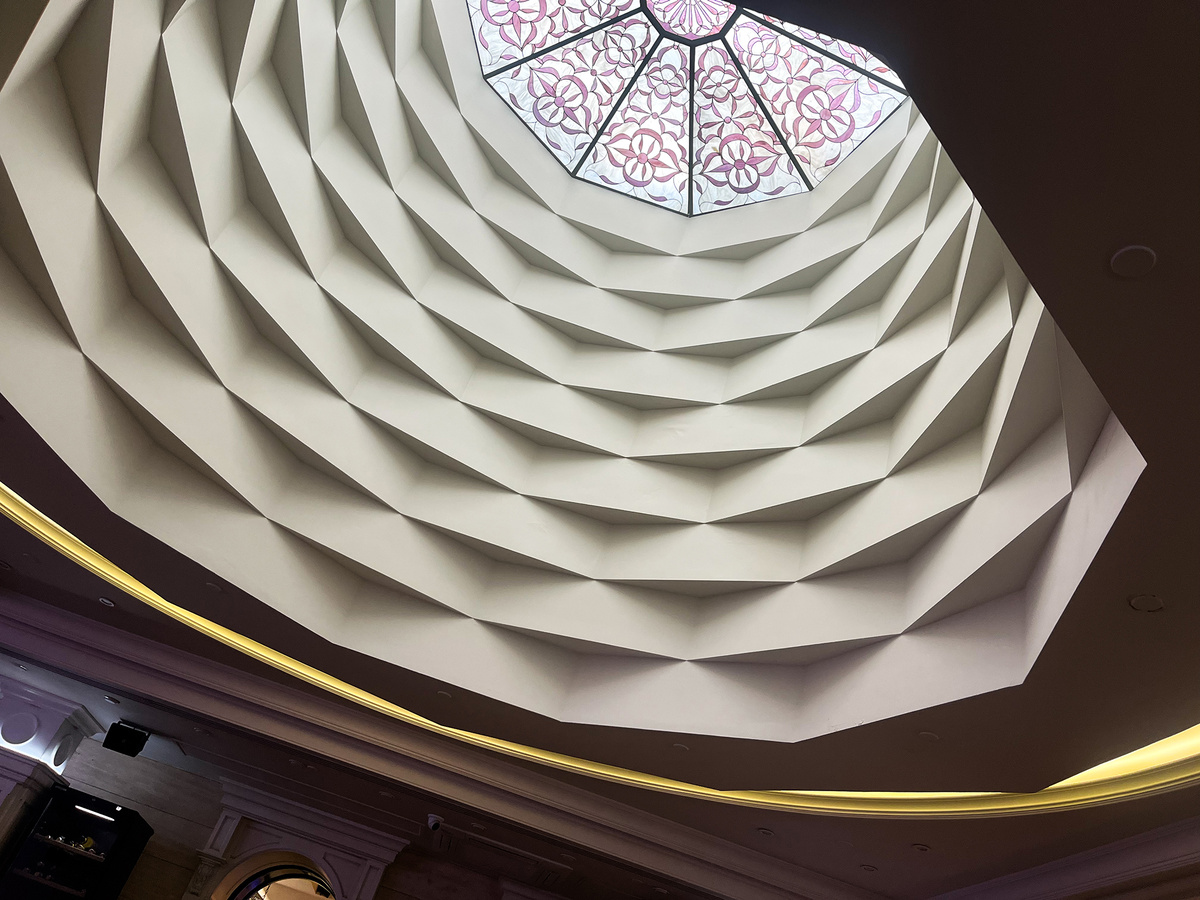 Купольный потолок с витражами →