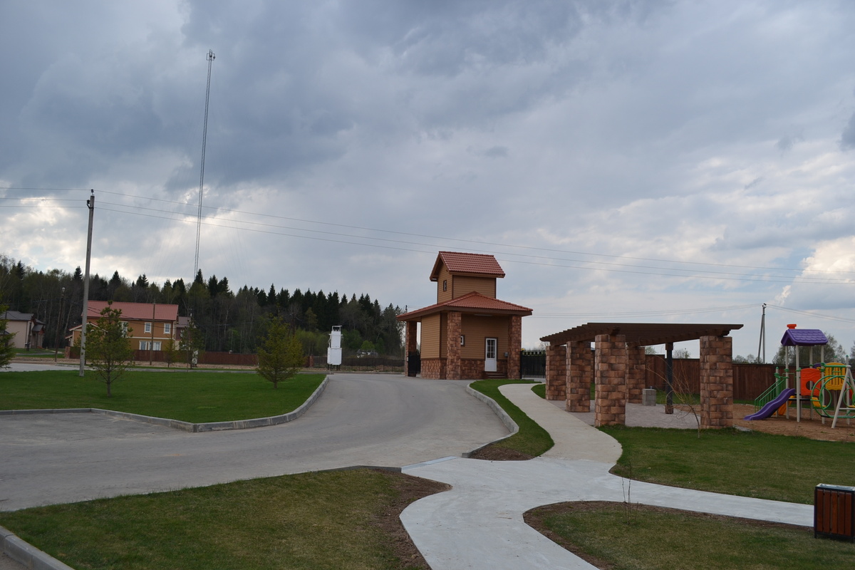 Таким поселок был на заре его существования. Это входная группа