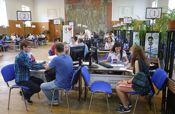    Абитуриенты во время подачи документов в приемную комиссию МГТУ имени Баумана. Дмитрий Серебряков/ТАСС