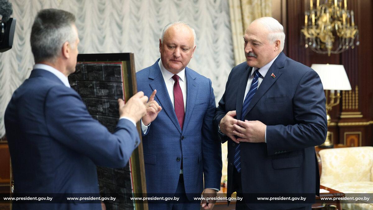 Игорь Додон преподнес Александру Лукашенко символический подарок - набор медалей времен Великой Отечественной войны. Фото: president.gov.by