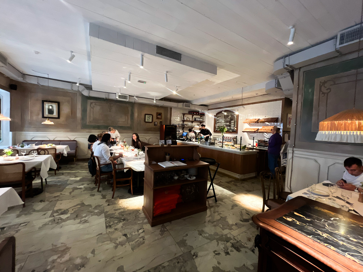 Вид на основной зал →