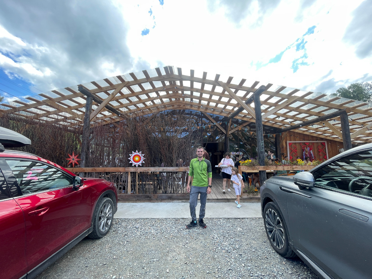 Народу там много, мы даже запереживали, что нам мест не хватит.