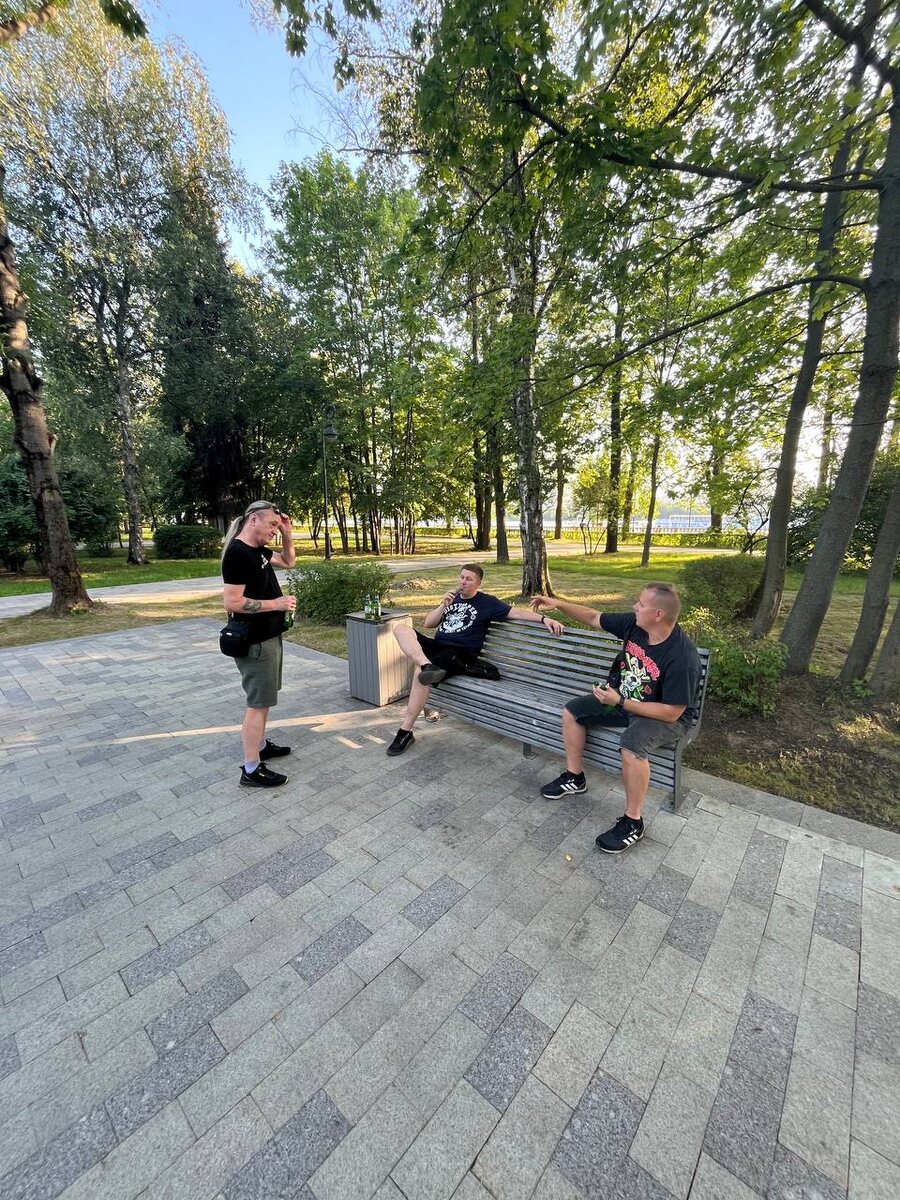 Мы заряжаемся пивом в парке Северного Речного вокзала. 11 июля 2025 года.