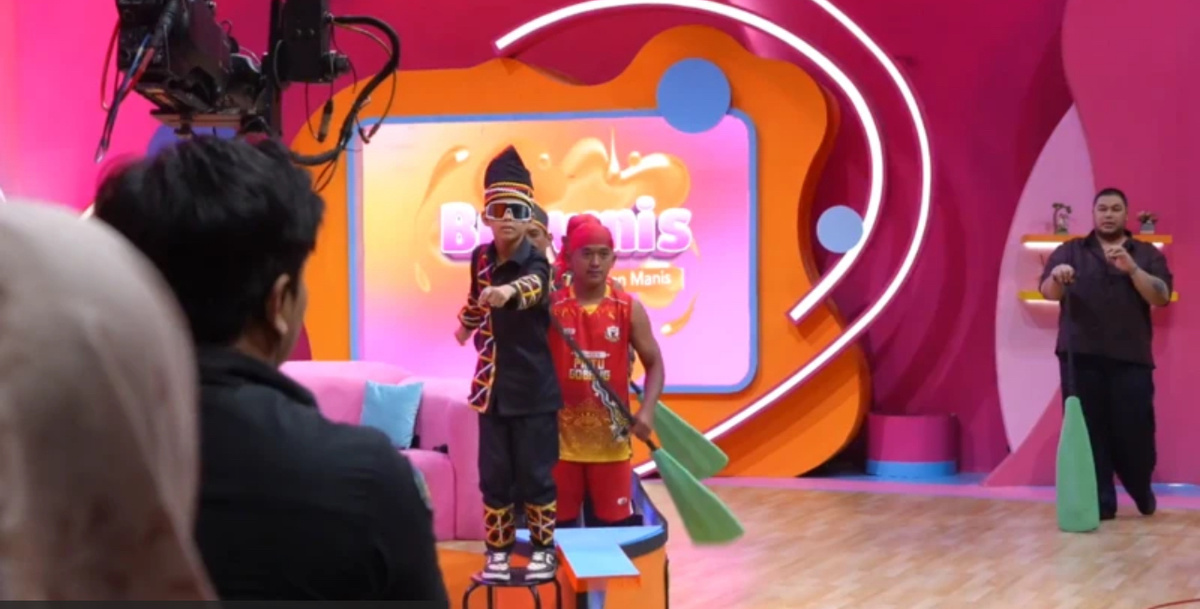 11-летний мальчик был занят всю неделю: он посещал мероприятия в столице Джакарте и появлялся на национальном телевидении.