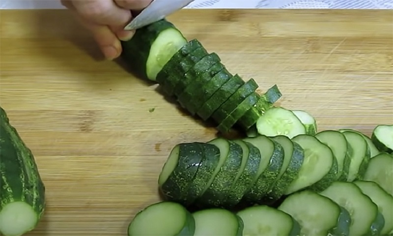 Огуречный салат на зиму: простая закуска с летним вкусом