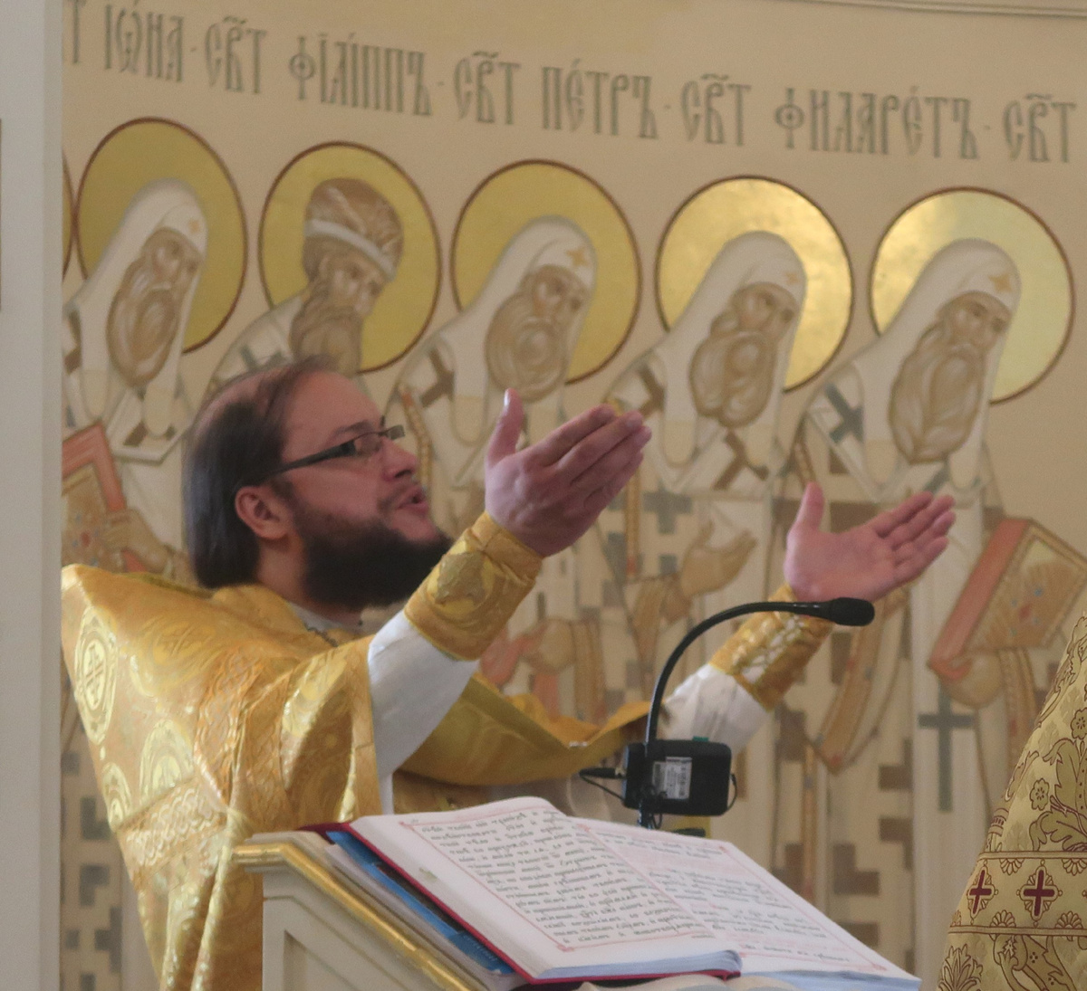 Отец Анатолий молится в Алтаре