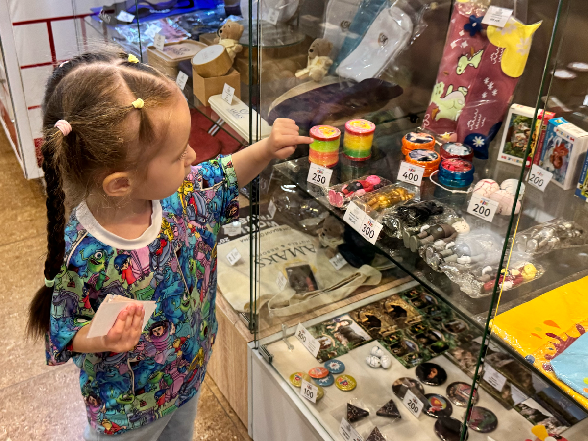 Выбирает, что купить 