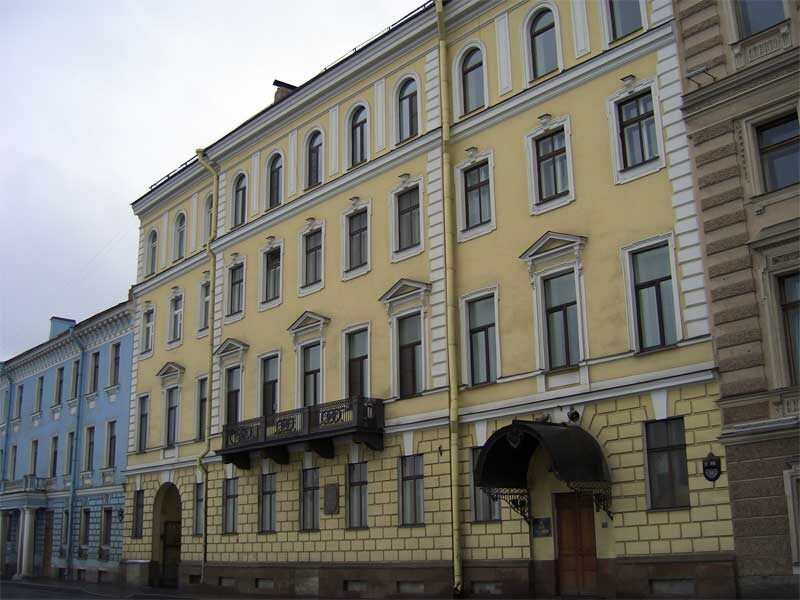 Дом Баташева. В 1832 году здесь на втором этаже поселился Александр Пушкин. Источник: Прогулки по Петербургу