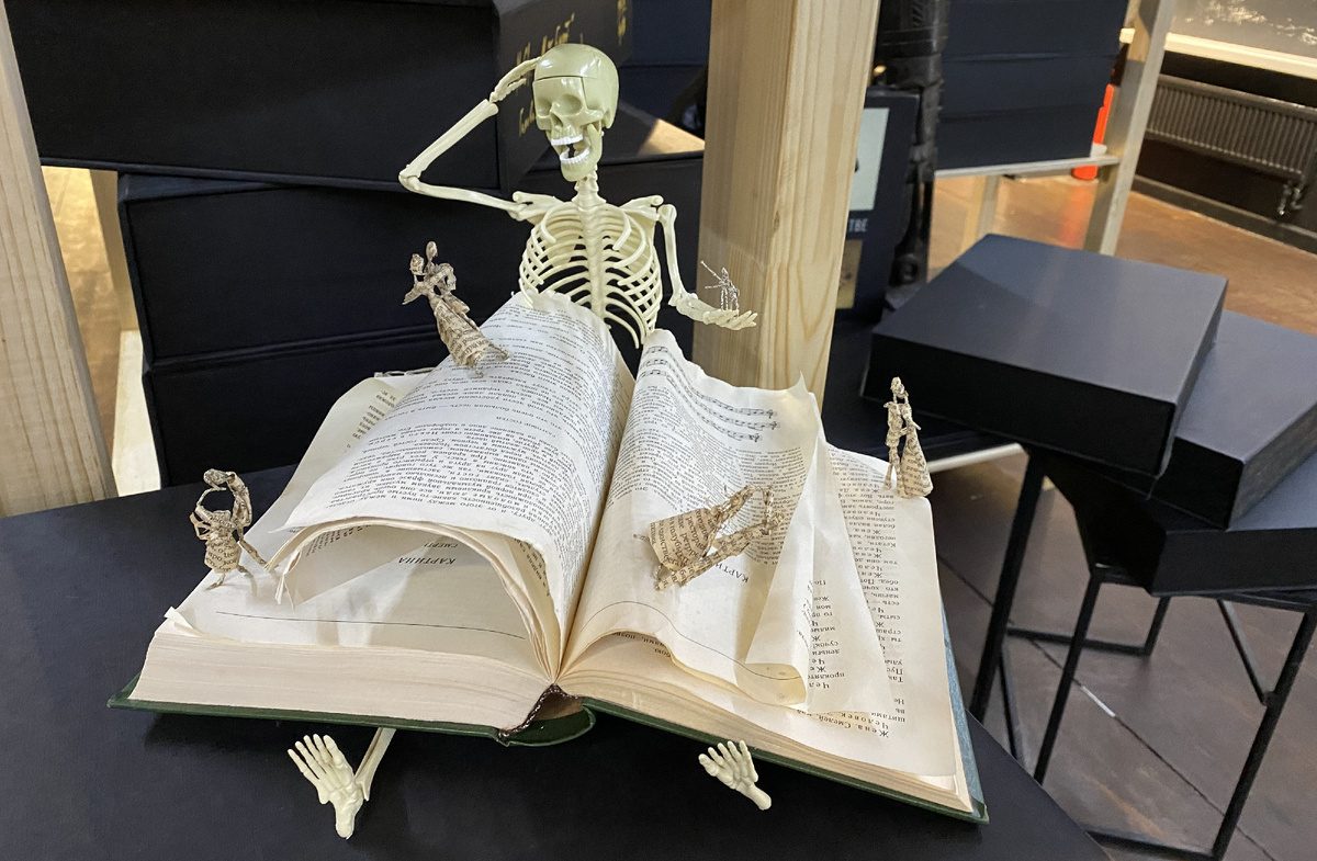 Инсталляция на выставке в Центре Михаила Шемякина