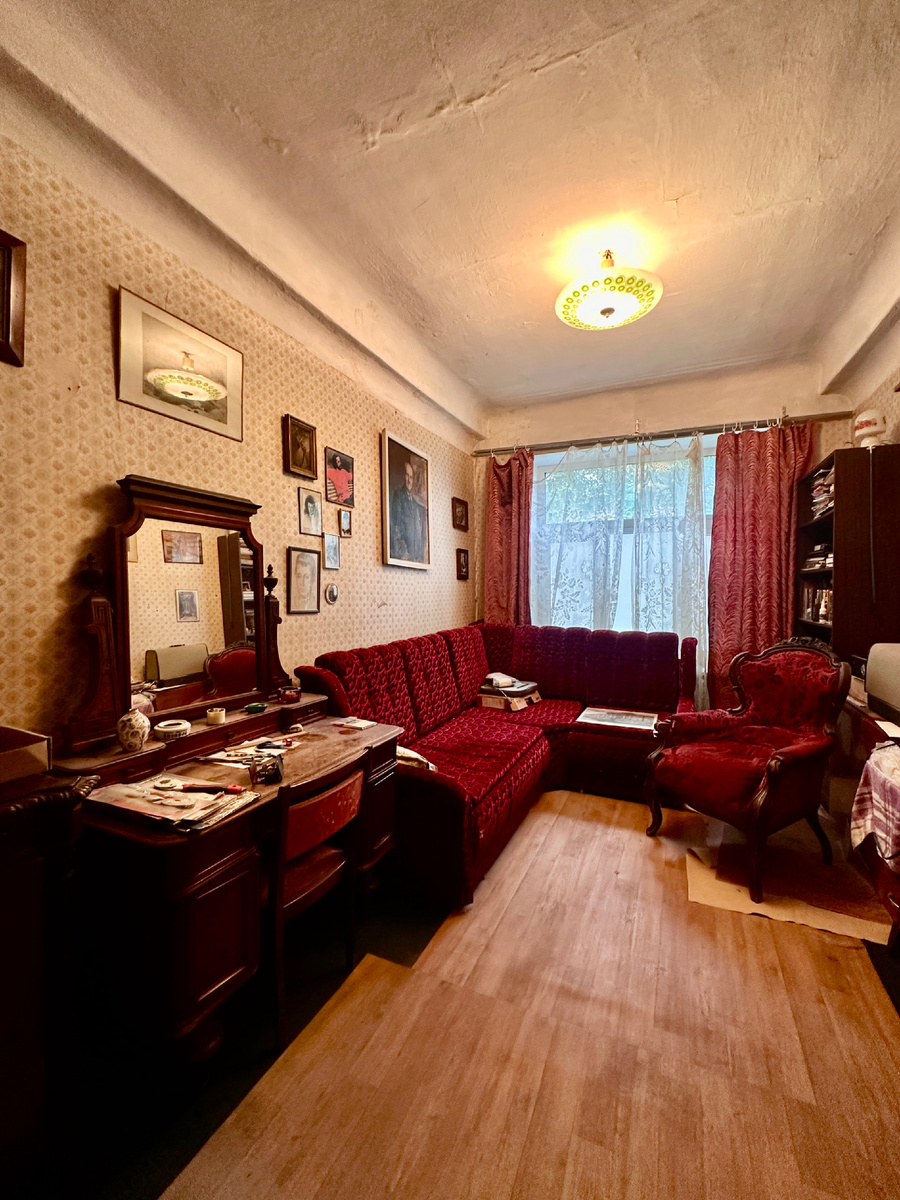 Скромный быт дочери Галины Андреевны Оль и внука Алексея Павловича Жуковского.