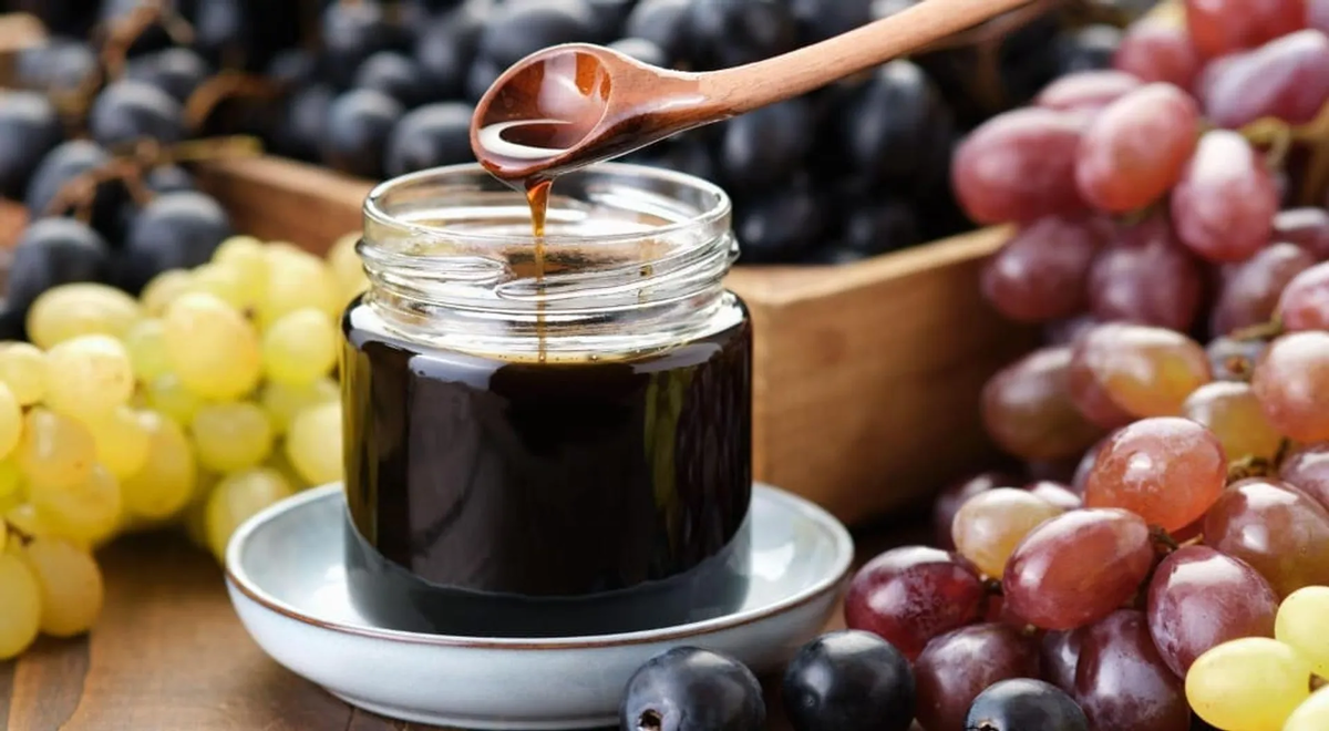 Саба может быть приготовлена из винограда разных сортов. Она имеет консистенцию жидкого меда. 