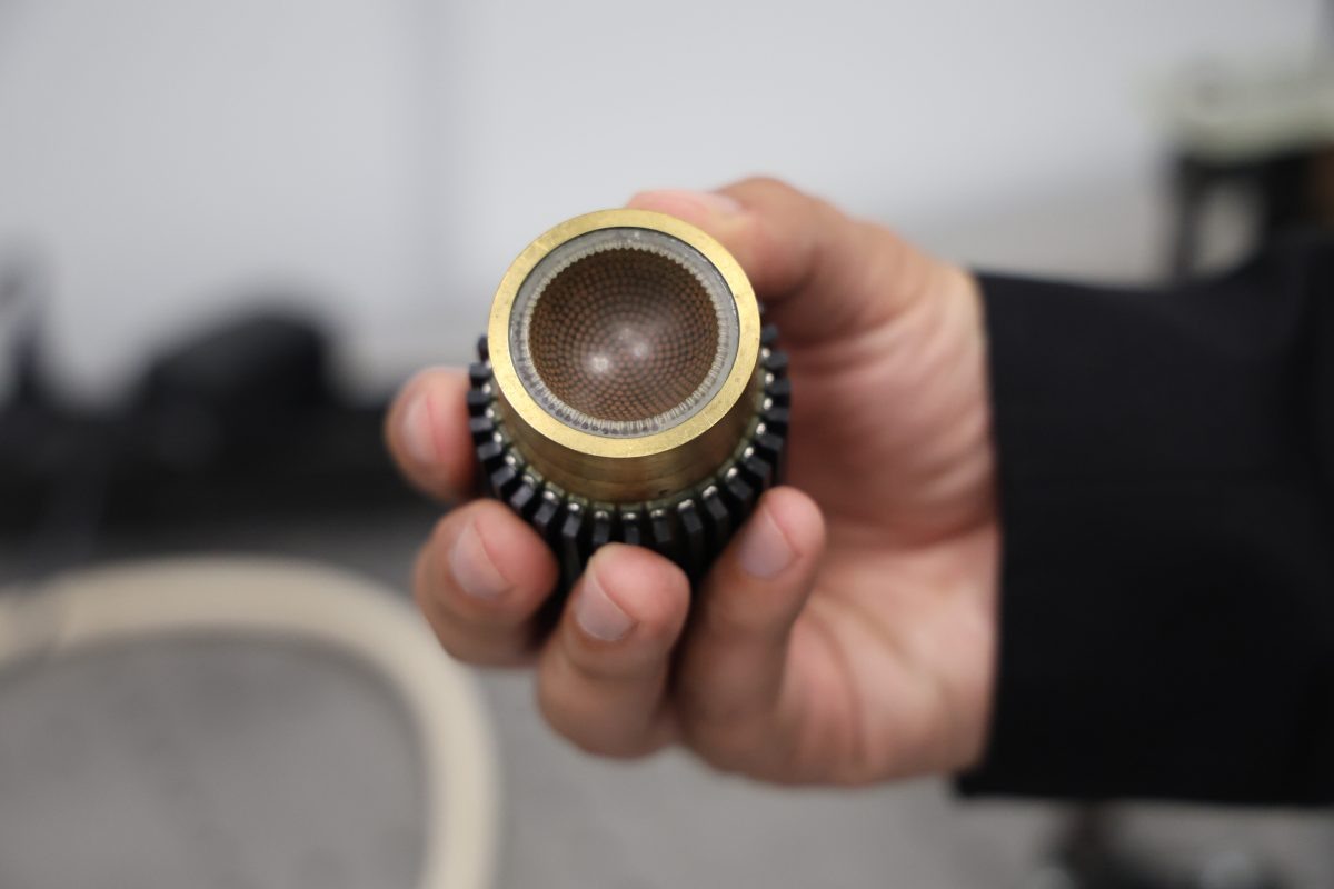    Сферическая антенна показывает миниатюрные пьезоэлементы