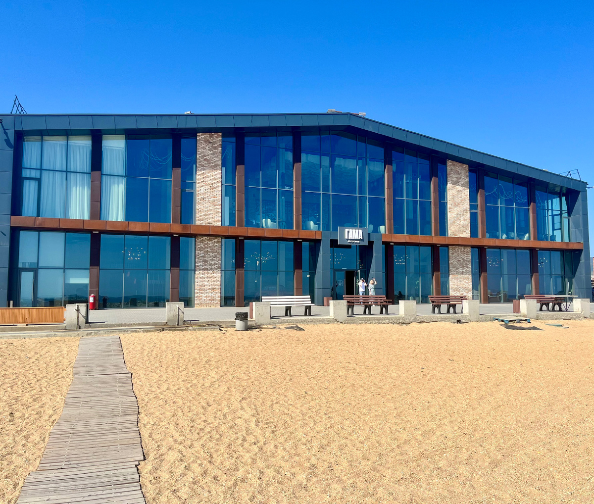 Вид на отель со стороны моря