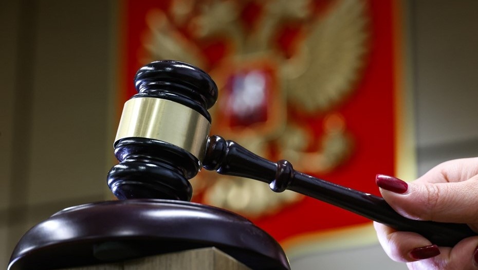    Женщина-судья использует молоток во время заседания в районном суде. Автор фото: Владимир Гердо / ТАСС