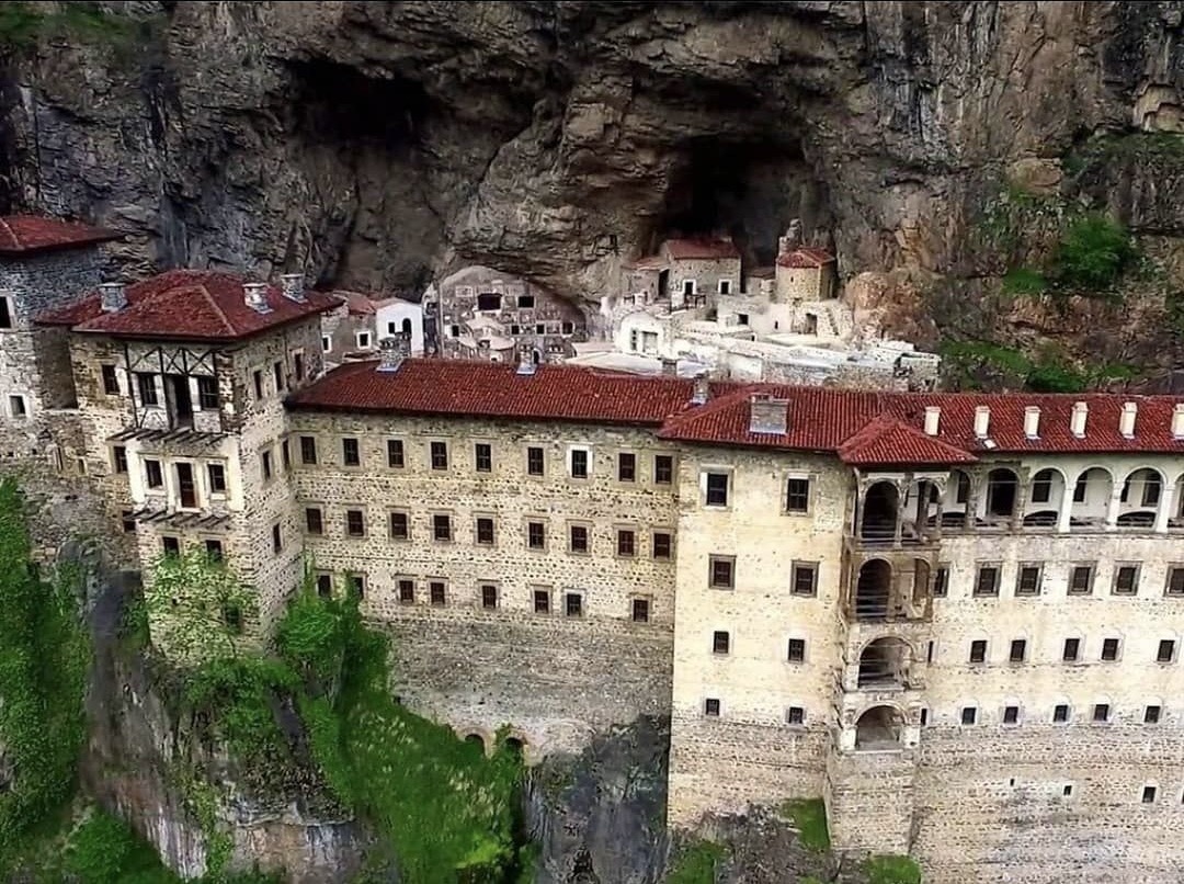 Величественное здание, окруженное скалами