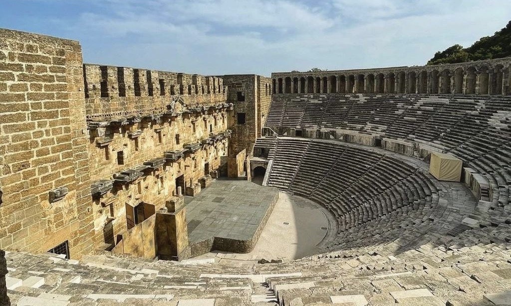 Огромный и таинственный амфитеатр под открытым небом.