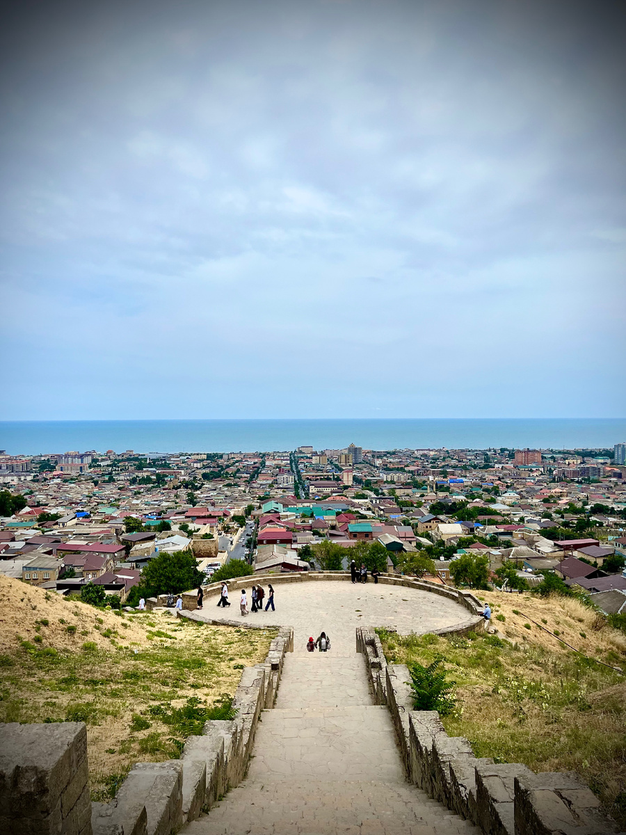 Открывающийся вид на Дербент с Цитадели Нарын-Кала