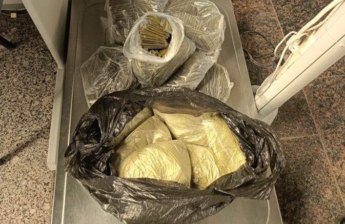 В Сочи таможенники задержали пассажира с почти 16 килограммами насвая