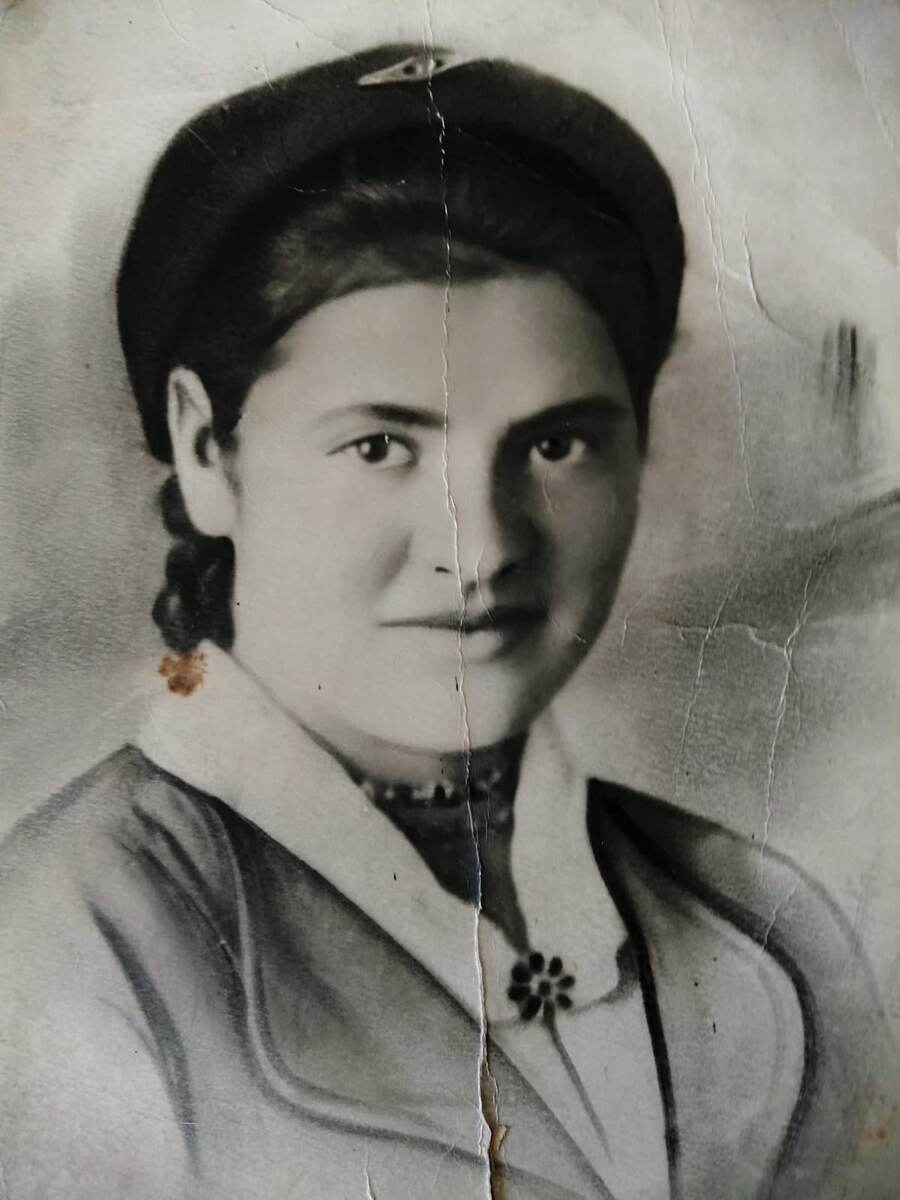 Моя бабушка по маме после войны. Возможно что-то где-то не так со стилем и с украшениями, но обратите внимание на ЛИЦО