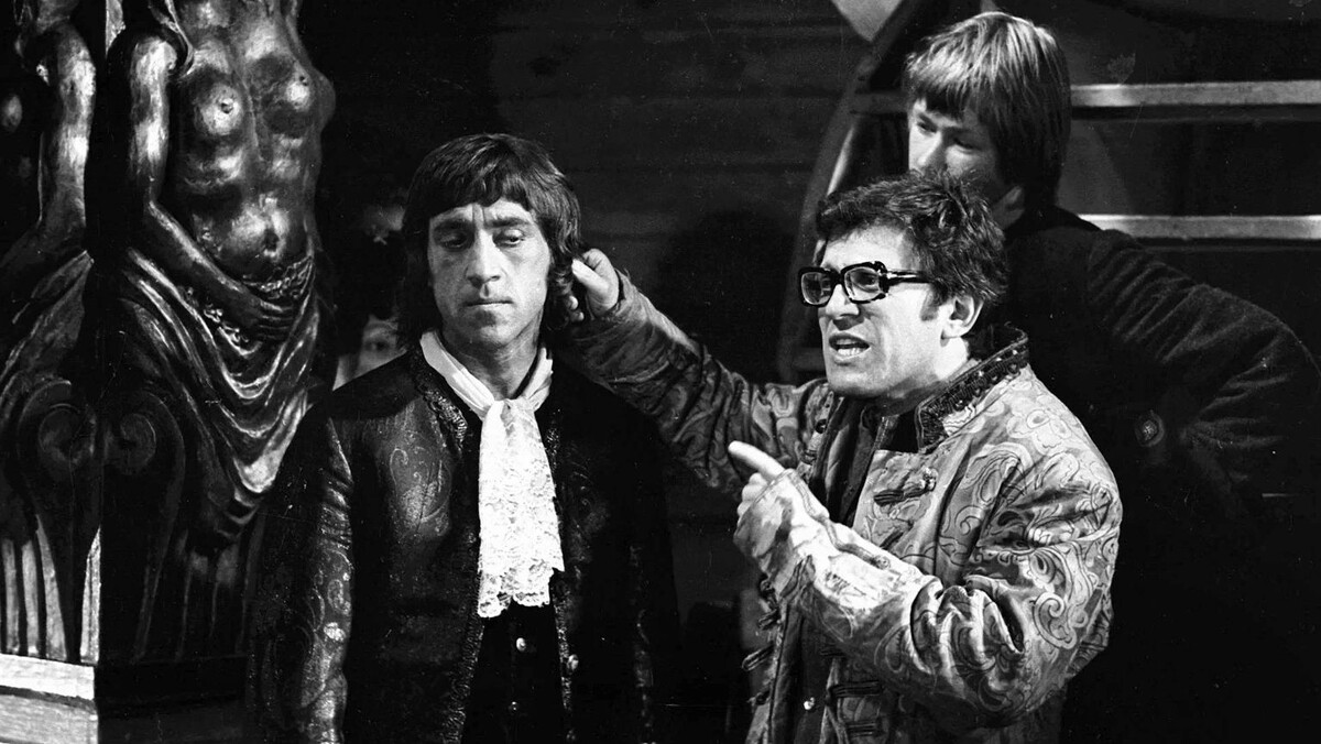    Владимир Высоцкий и Александр Митта на съемках фильма «Сказ про то, как царь Петр арапа женил». Фото: «Мосфильм»/kinopoisk.ru