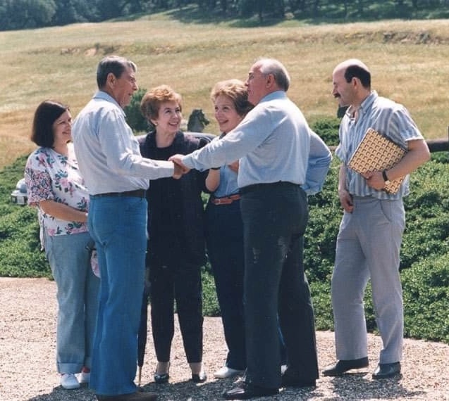 Горбачёв с Рейганом во время дружеской беседы на ранчо.