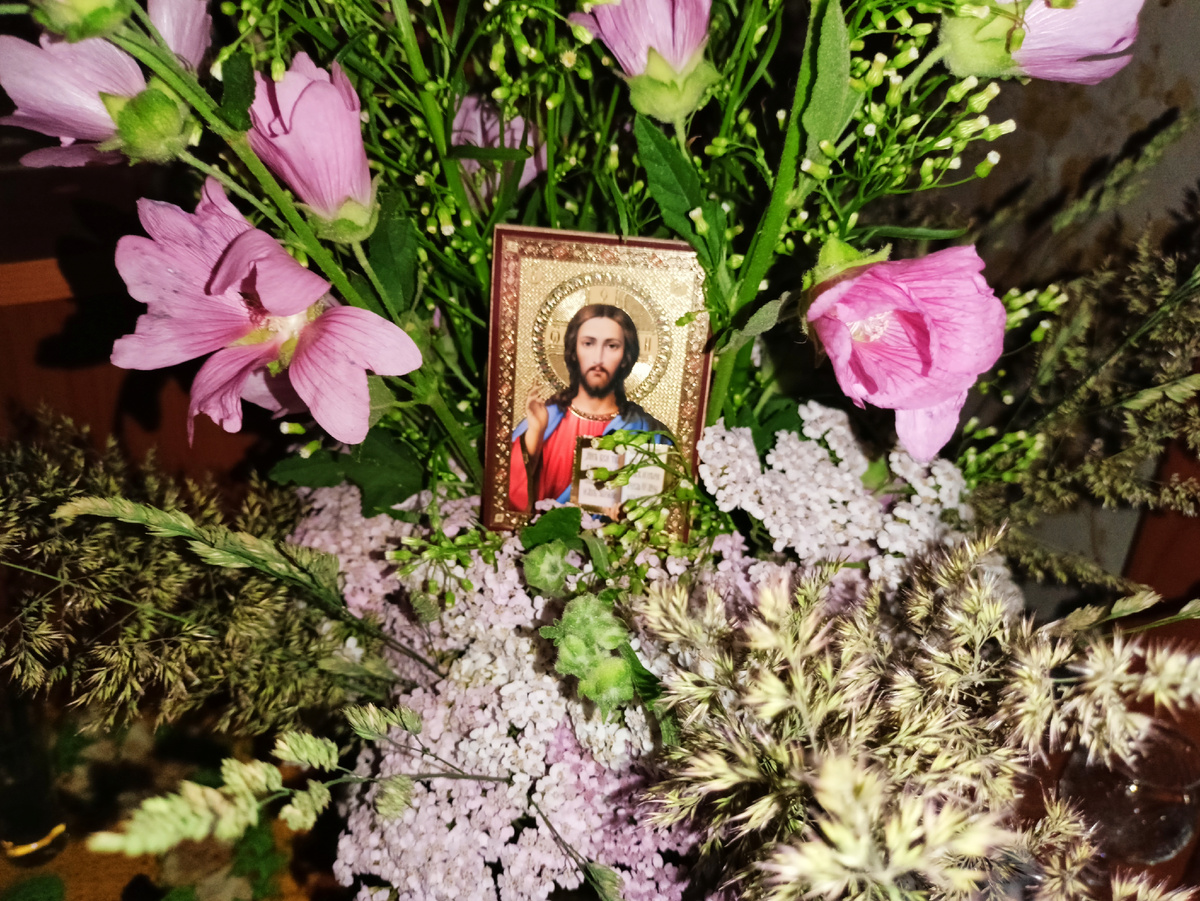 Личное фото: иконка Спасителя в моём букете цветов (для иллюстрации)