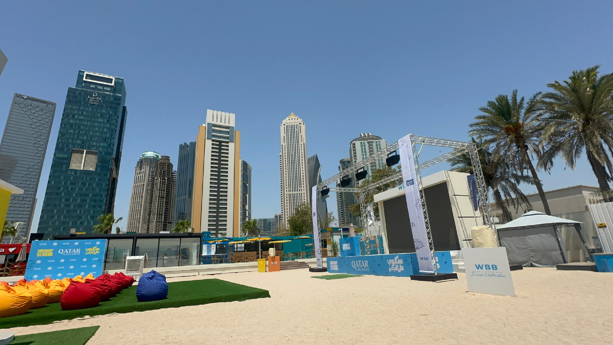 Сцена  и классный вид на небоскребы