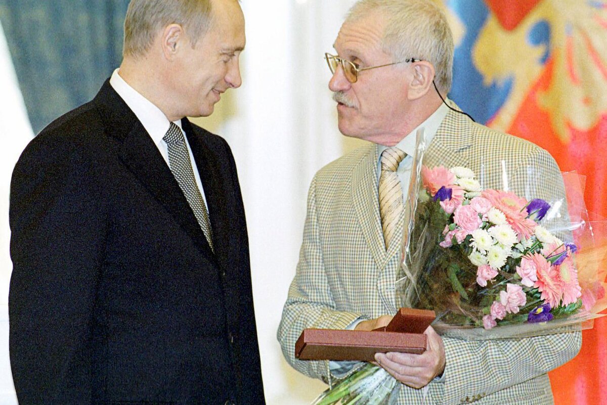 2001 год. Президент РФ Владимир Путин вручает Государственную премию РФ режиссёру-постановщику телевизионного многосерийного фильма "Граница.Таежный роман" Александру Митте. Сергей Величкин / @РИА "Новости"